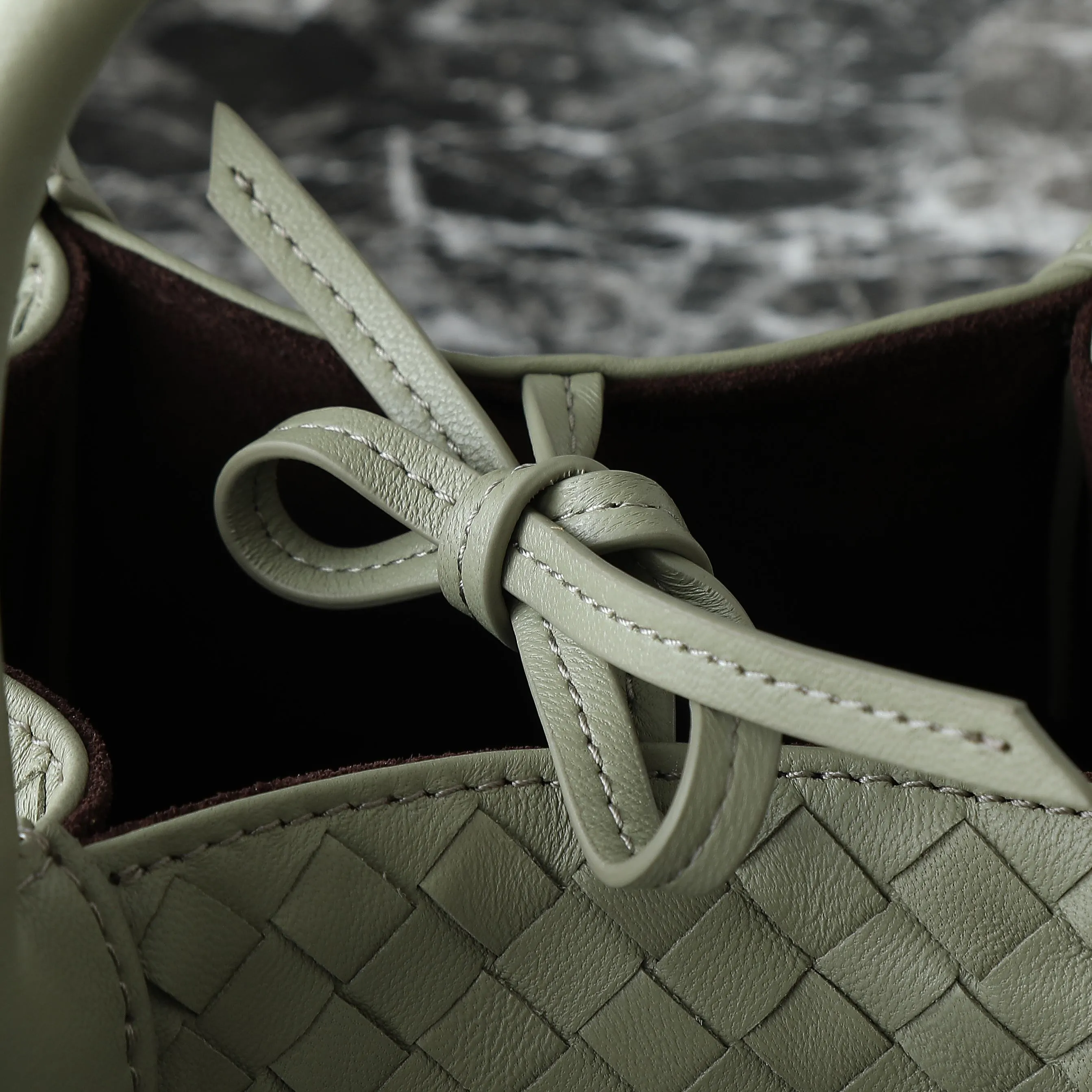 Batch 1660 BV25 spring and summer new product Mini pinacoteca two-tone surface. The weaving process is also super exquisite. Every texture is delicate and clear, and you can see the full ingenuity. 👜The bag uses 1 cm leather strips, which are purely hand-woven, highlighting the brand's craftsmanship. The inside is flipped to reveal a smooth suede lining that can be used on both sides, taking into account both fashion and practicality. 	 The small size can be worn on one shoulder or across the body, making it super versatile for daily commuting! 	 💕Fashionable ladies who like BV, come to me to get the same style~ ​Model number: 819004 ​Size: 24*15*12cm